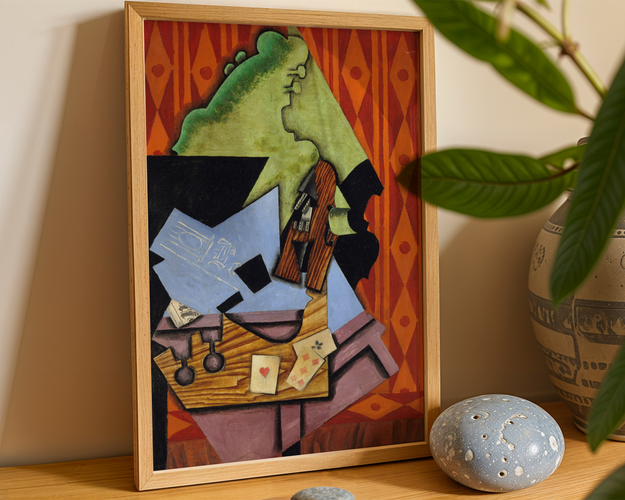 Juan Gris - Fiolin og spillkort på et bord (1913)
